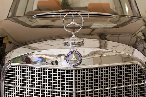 Mercedes-benz 300se converteerbare, vintage auto 's — Stockfoto