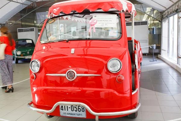 Vozy Fiat 600 multipla veselý, vintage — Stock fotografie