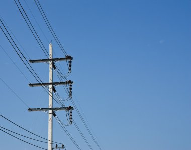 Mavi gökyüzü ile elektrik sonrası