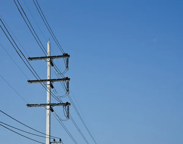 Elektriciteit post met blauwe hemel — Stockfoto