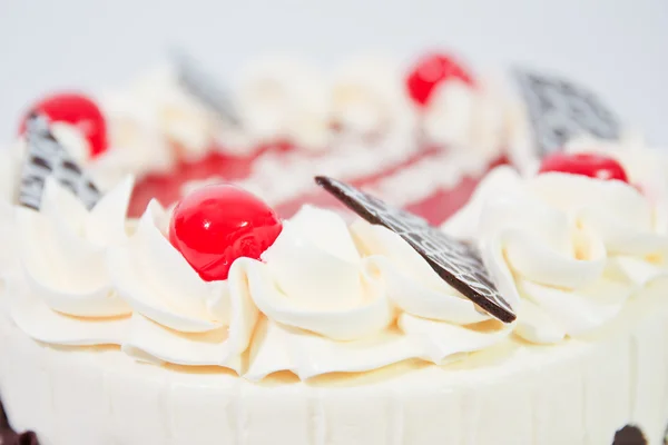 Kuchen und Kirschen obendrauf — Stockfoto