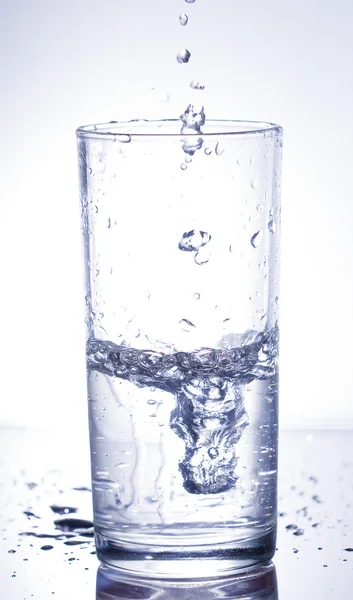 Glas mit Wasser — Stockfoto