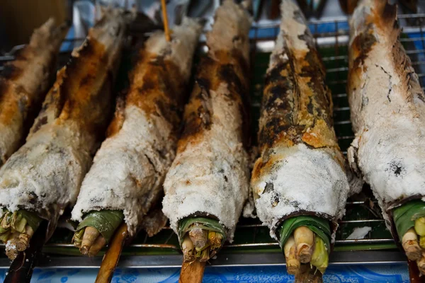 Preparato pesce testa di serpente alla griglia salata con spezie . — Foto Stock