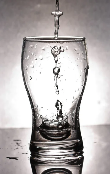 Glas mit Wasser — Stockfoto