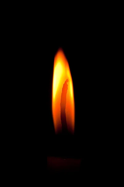 Primer plano de vela encendida aislada sobre fondo negro — Foto de Stock
