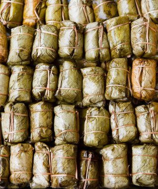 Tay tarzında tatlı, muz ve yapışkan pirinç yapılmış