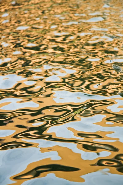 Reflexión sobre la superficie del agua . — Foto de Stock