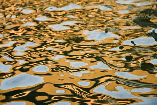 Reflektion över vattenytan. — Stockfoto
