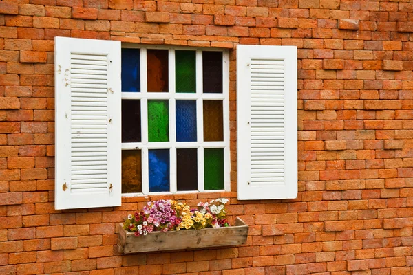 Raam met bloempotten. — Stockfoto