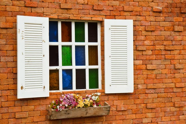 Raam met bloempotten. — Stockfoto