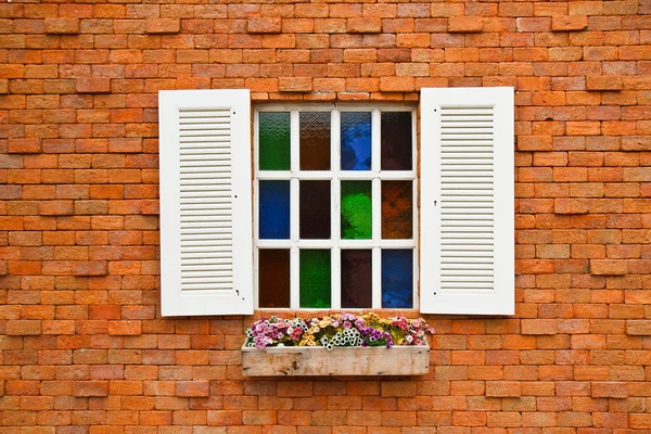 Raam met bloempotten. — Stockfoto