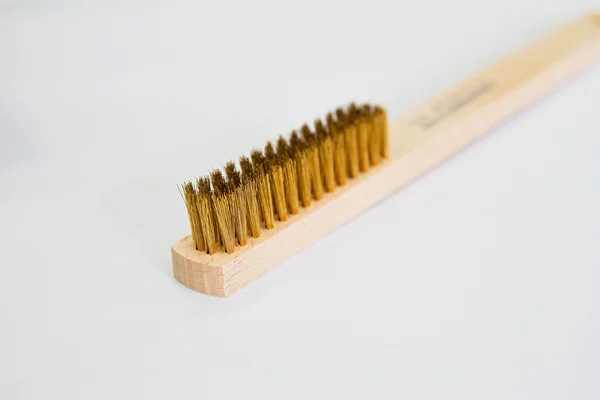 Beyaz arkaplanda pirinç tel fırçası