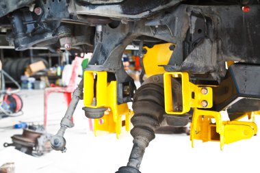 bir arazi aracı süspansiyon montajı