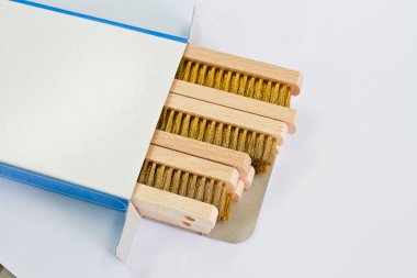 Beyaz arkaplanda pirinç tel fırçası