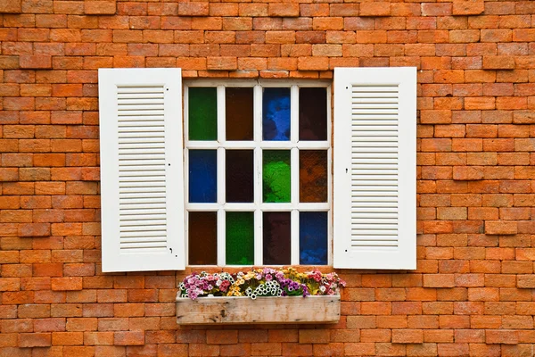 Raam met bloempotten. — Stockfoto