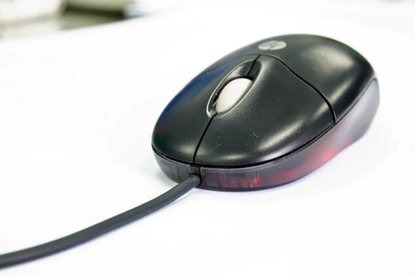 Mouse nero del computer su sfondo bianco. — Foto Stock