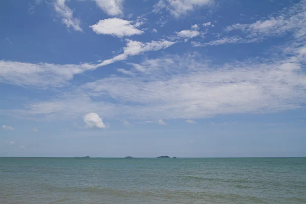 Praia e mar tropical — Fotografia de Stock