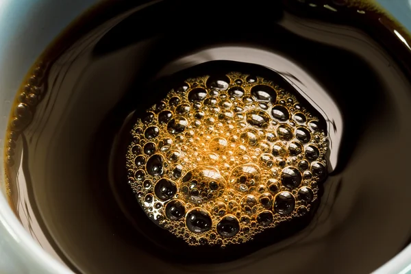 Bubbels in een kopje koffie. — Stockfoto