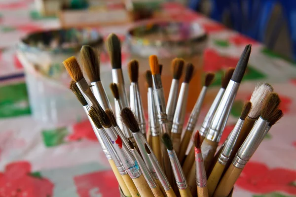 Pincéis de tinta velhos em latas . — Fotografia de Stock