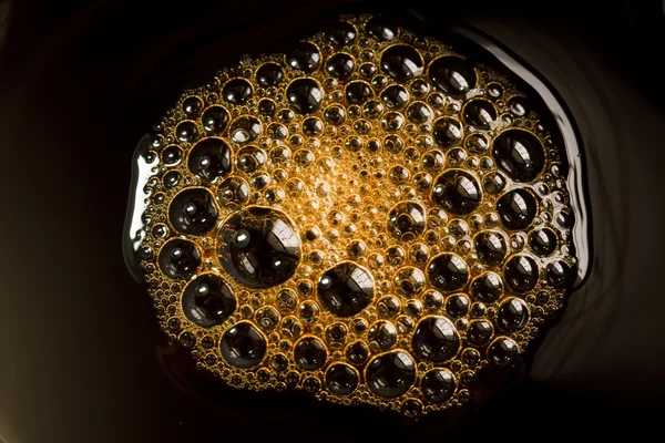 Blasen in einer Tasse Kaffee. — Stockfoto