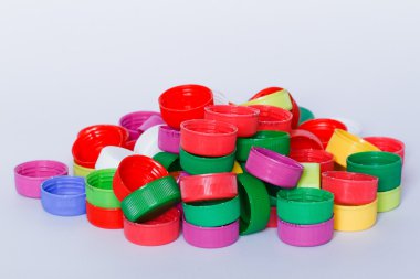 renkli plastik şişe vidalı kapakları