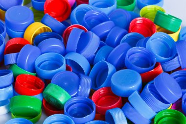 renkli plastik şişe vidalı kapakları