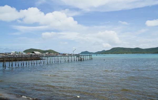 Puente de madera al mar, Tailandia — Foto de Stock