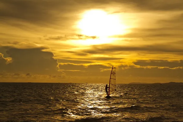 Puesta de sol en la playa de Tailandia — Foto de Stock