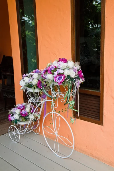 Fałszywe kwiat na rowerze — Zdjęcie stockowe