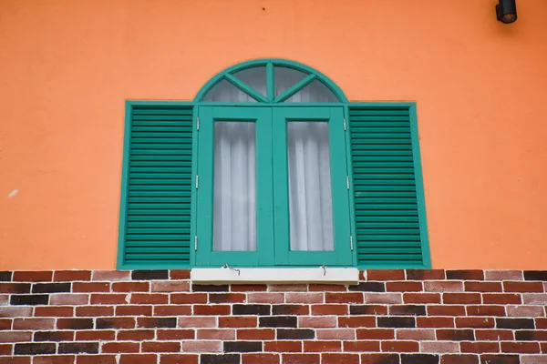 Grünes Fenster ist offen. — Stockfoto