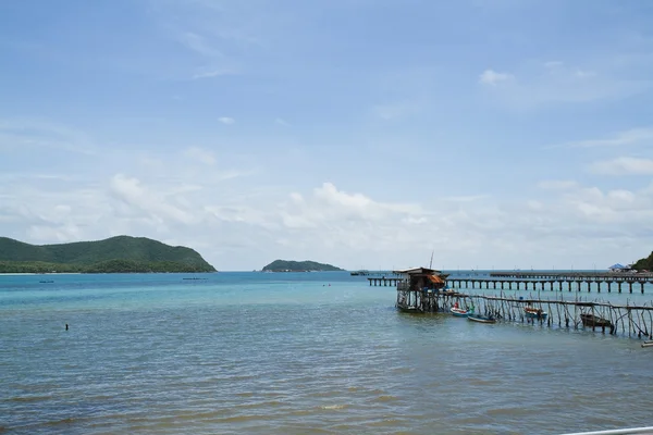 Träbro till havet, thailand — Stockfoto