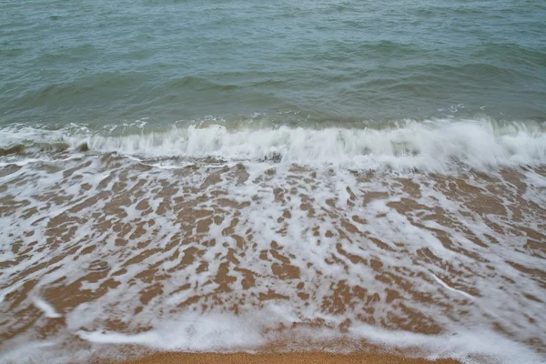 Dalga deniz kum üzerinde — Stok fotoğraf