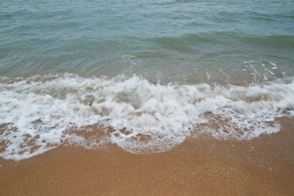 Dalga deniz kum üzerinde — Stok fotoğraf