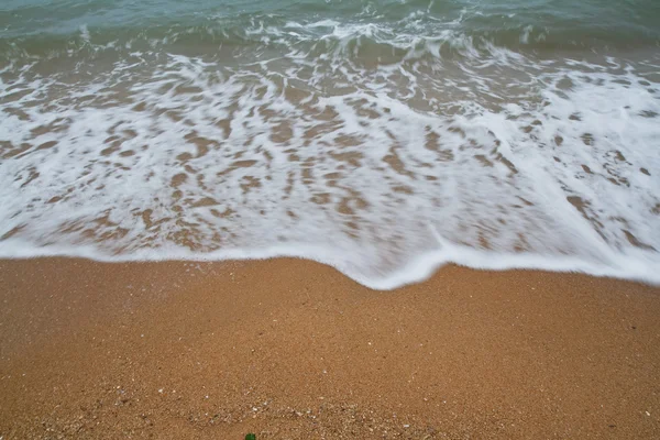 Dalga deniz kum üzerinde — Stok fotoğraf