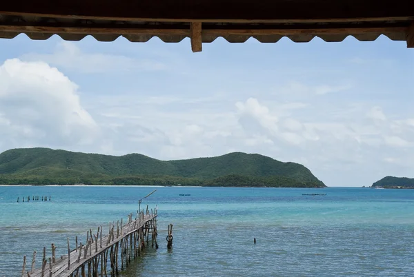 Puente de madera al mar, Tailandia — Foto de Stock