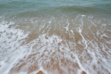 dalga deniz kum üzerinde