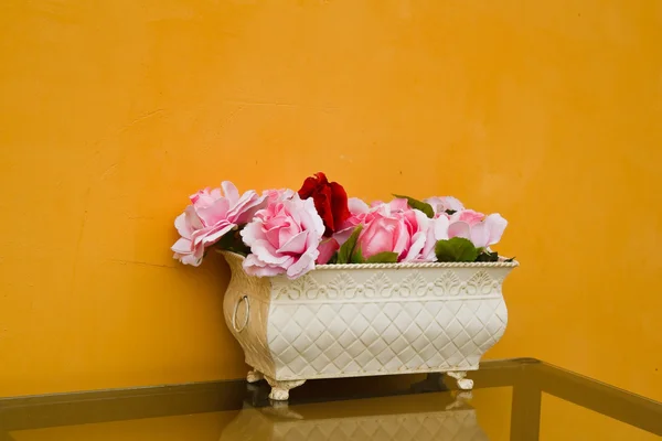 Flores en maceta en el jardín . — Foto de Stock