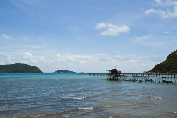 Puente de madera al mar, Tailandia — Foto de Stock