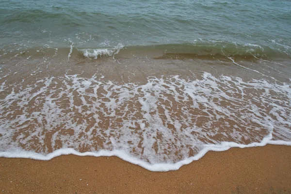 Dalga deniz kum üzerinde — Stok fotoğraf