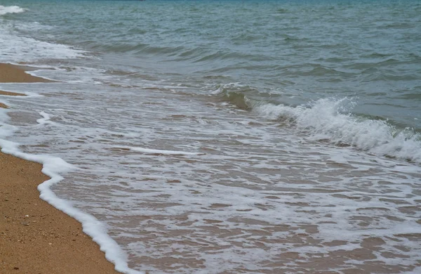 Dalga deniz kum üzerinde — Stok fotoğraf