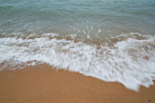 Dalga deniz kum üzerinde — Stok fotoğraf