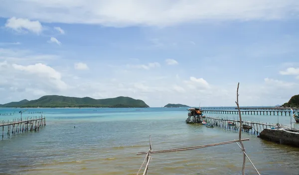 Puente de madera al mar, Tailandia — Foto de Stock