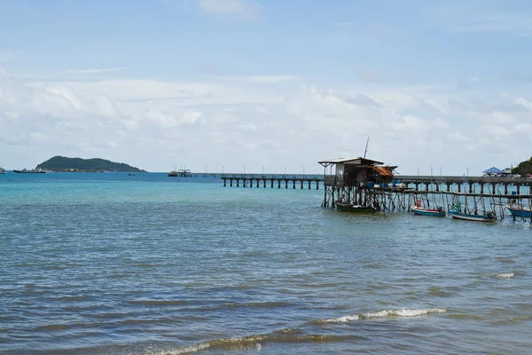 Puente de madera al mar, Tailandia — Foto de Stock