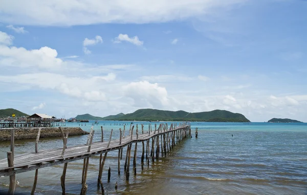 Puente de madera al mar, Tailandia — Foto de Stock