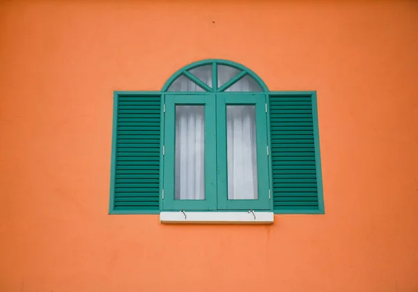 La ventana verde está abierta . — Foto de Stock