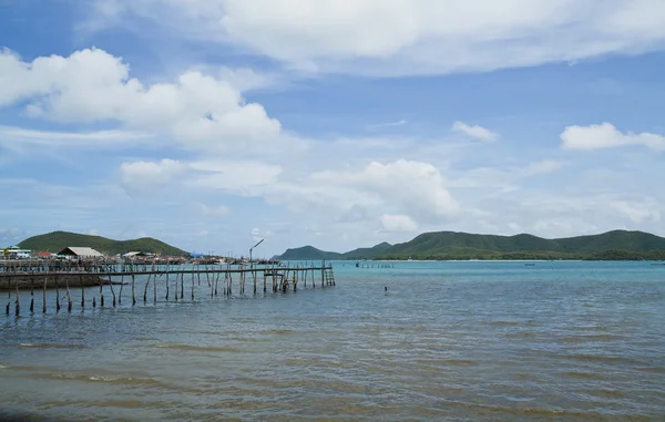Ponte de madeira para o mar, Tailândia — Fotografia de Stock