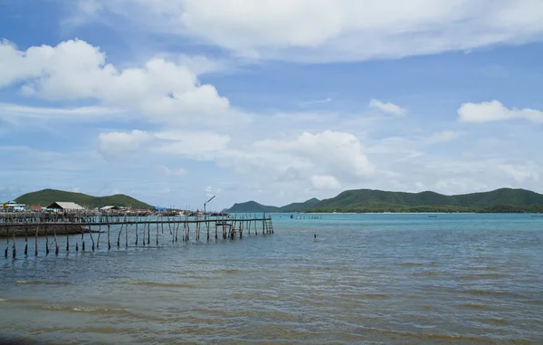 Puente de madera al mar, Tailandia — Foto de Stock