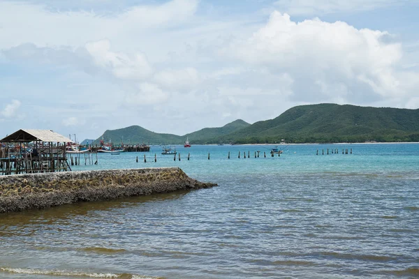 Ponte di legno verso il mare, Thailandia — Foto Stock