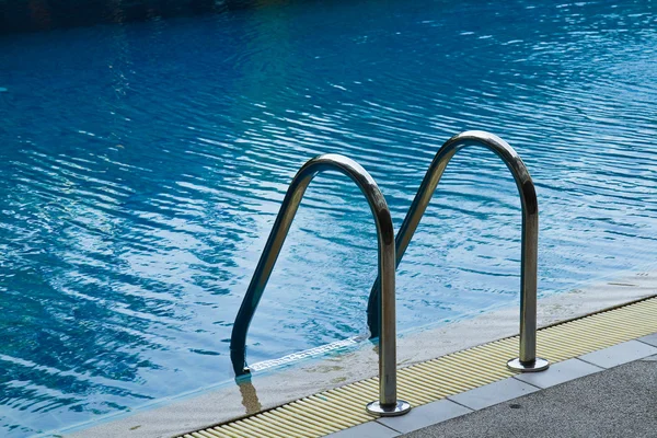 Pegue barras escada na piscina — Fotografia de Stock