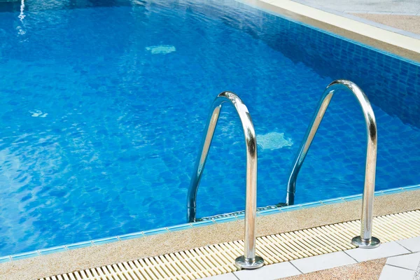 Pegue barras escada na piscina — Fotografia de Stock